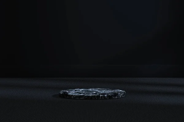 Мраморная цилиндрическая платформа в темной комнате, 3D рендеринг — стоковое фото