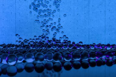 Yukarıdan düşen kürelerin kütlesi, 3d render.