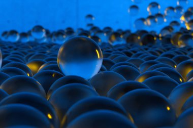 Birbirine bitişik çok sayıda saydam küre, 3d render.