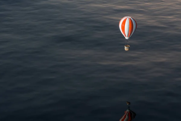 Varmluftsballong som flyger över havet, 3d rendering. — Stockfoto