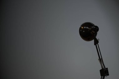 Dekoratif lamba ve boş gri duvar, 3 boyutlu çizim. Bilgisayar dijital çizimi.