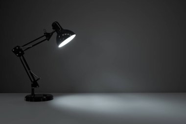Boş masa arkaplanı olan siyah dekoratif lambalar, üç boyutlu görüntüleme. Bilgisayar dijital çizimi.