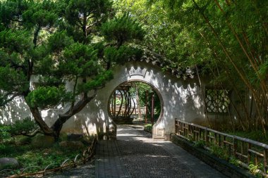 Eski geleneksel bahçe, Çin 'deki Suzhou bahçesi. Çevirisi: eğri gibi. Fotoğraf: Suzhou, Çin.