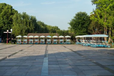 Kamu parkındaki bisiklet eğlence aracı. Fotoğraf: Suzhou, Çin.