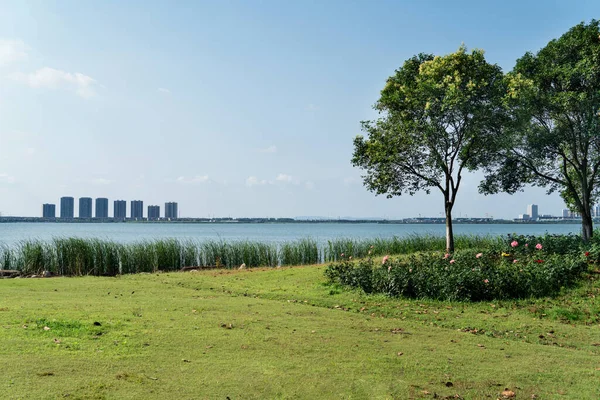 Ciudad Lado Opuesto Del Lago Foto Suzhou China —  Fotos de Stock