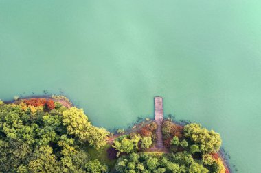 Göldeki adaya bakıyorum. Fotoğraf: Suzhou, Çin.