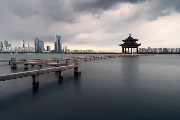 Gölün Çevresindeki Şehir Manzarası Fotoğraf Suzhou Çin — Stok fotoğraf