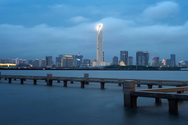 湖の周りの都市の風景 蘇州の写真 — ストック写真