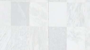 Beyaz zemine renkli kabarcıklar yayılmış, 3D görüntüleme.