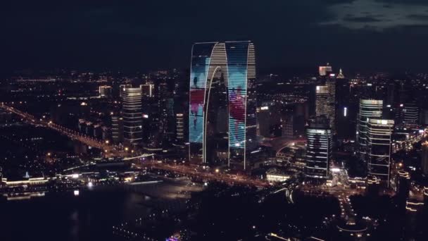 CBD épületek a Jinji-tó mellett éjjel Suzhou-ban, Kínában. — Stock videók