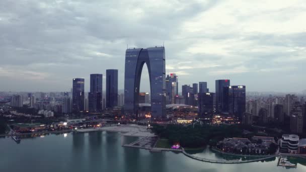 Luchtfoto van CBD gebouwen door Jinji Lake in Suzhou, China. — Stockvideo