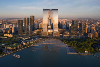 Göl kenarındaki CBD binaları. Fotoğraf: Suzhou, Çin.