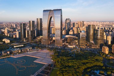 Göl kenarındaki CBD binaları. Fotoğraf: Suzhou, Çin.