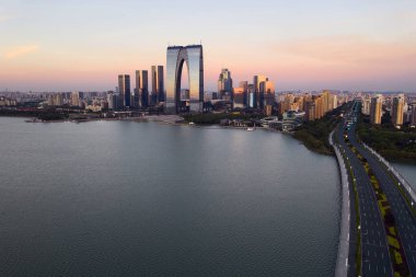 Göl kenarındaki CBD binaları. Fotoğraf: Suzhou, Çin.