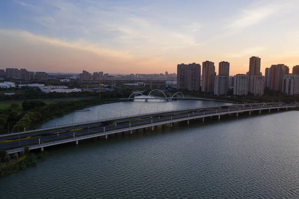 Budynki Mieszkalne Wiadukt Nad Jeziorem Zdjęcie Suzhou Chiny — Zdjęcie stockowe