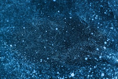 Mavi parlayan alevler, fantezi dalgaları, 3 boyutlu görüntüleme. Bilgisayar dijital çizimi.