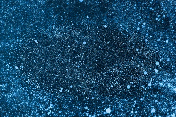 Mavi parlayan alevler, fantezi dalgaları, 3 boyutlu görüntüleme. Bilgisayar dijital çizimi.