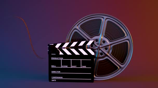 Klappbrett und rotierendes Filmband, 3D-Rendering. — Stockvideo