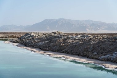 Tuzlu göl ve dağlar, doğal manzara. Fotoğraf: Qinghai, Çin.