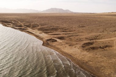 Göl manzarası, toprak ve göl kenarı. Fotoğraf: Qinghai, Çin.