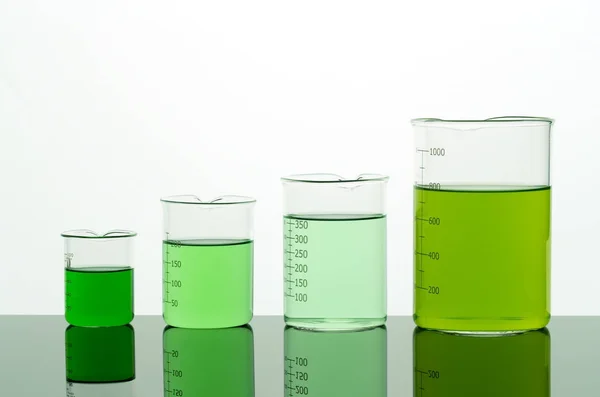 Beakers Tamanho Diferente Com Líquido Verde Fundo Branco — Fotografia de Stock