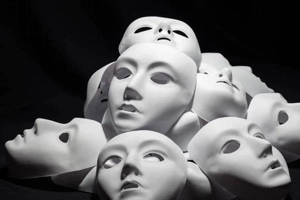 Güzel Tiyatro Beyaz Maskeler Siyah Arka Plan Üzerine — Stok fotoğraf