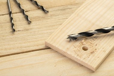 Matkap burguları ev concept DIY ahşap masa üzerinde.