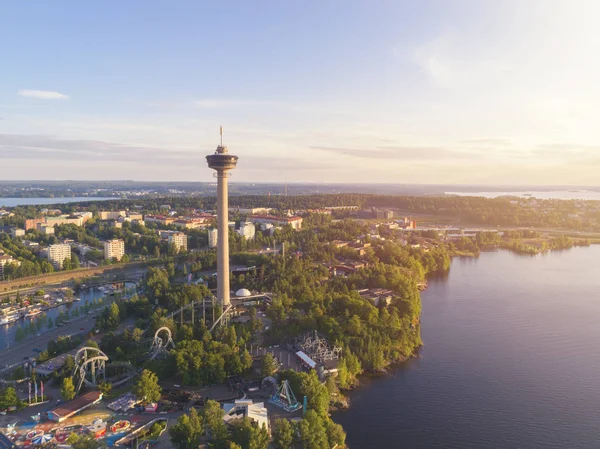 Renkli bulutlu gün batımında Tampere şehrin havadan görünümü