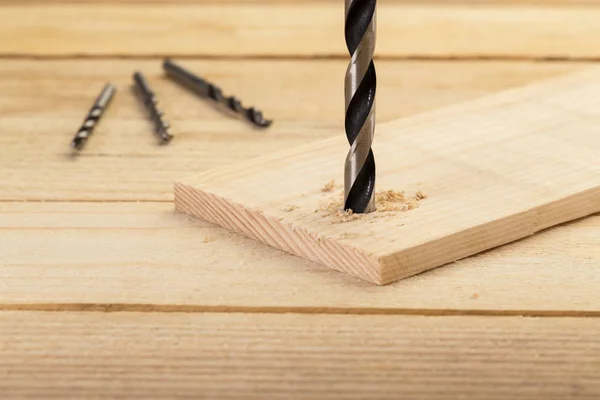 Brocas en la mesa de madera, bricolaje en el concepto de casa . — Foto de Stock