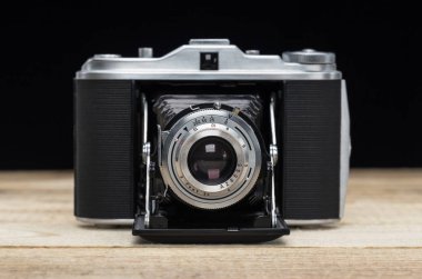 Eski retro fotoğraf makinesi vintage ahşap kurullarında.