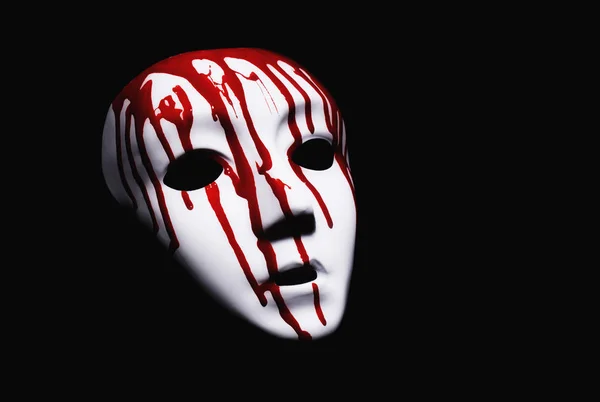 Koncepce utrpení. Bílá maska s krvavé kapky na černém pozadí — Stock fotografie