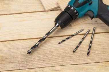 Ahşap arka plan üzerinde inşaat araçları. Marangozluk.