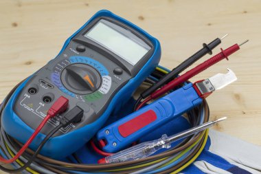 Multimetre ölçme aygıtı elektrikli araç. Elektrikli aletler.