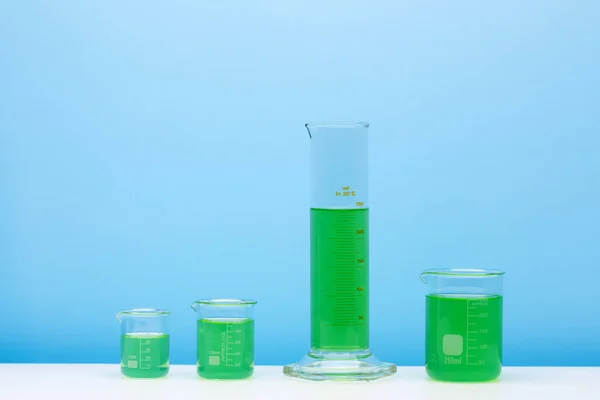 Laboratoriumglaswerk Instellen Met Kleur Vloeistof — Stockfoto
