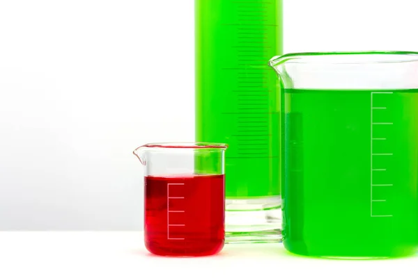 Verschiedene Glaskolben Mit Einer Farbigen Flüssigkeit Nahaufnahme — Stockfoto