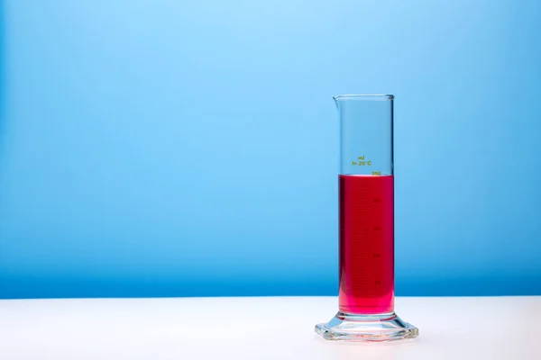 Laboratorium Studeerde Aan Cilinder Met Rode Vloeistof — Stockfoto