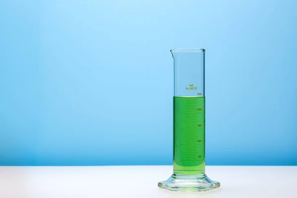 Laboratorium Studeerde Aan Cilinder Met Groene Vloeistof Blauwe Achtergrond — Stockfoto