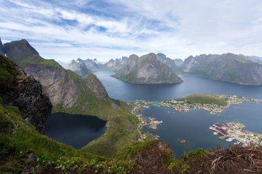Yaz görünümü Reine Lofoten Adaları, Norveç ve dağlar