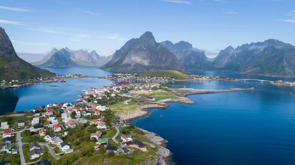 Hava panoramik Reine, Lofoten, Norveç, güneşli Arktik yaz