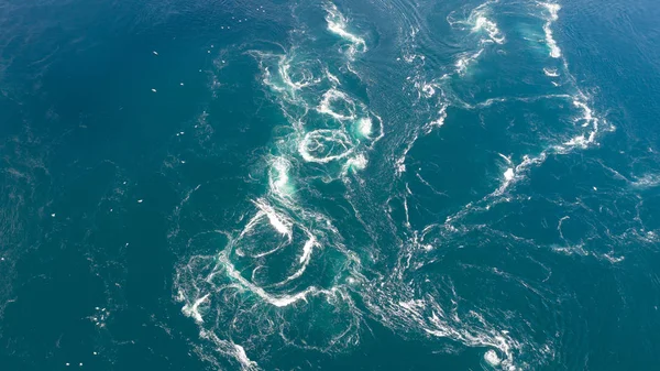 Soyut su akıntıları, ivinti ve jakuziler Fiyordu içinde. Saltstraumen, Norveç