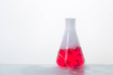 Labaratuar donanımları. Kuru buzun içinde erlenmeyer flask. Laboratuvar Deney.