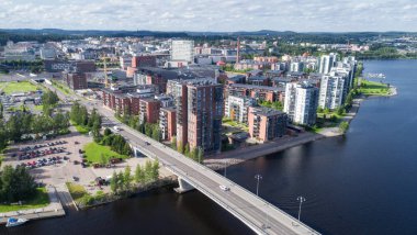 Üstten Görünüm yaz, güzel şehrin Jyvaskyla. Mavi gökyüzü ve bulutlar.