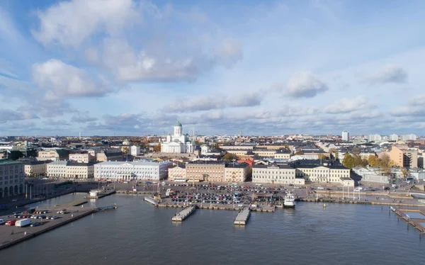 Helsinki Katedrali, havadan görünümü hava Panoraması. Güzel mavi gökyüzü ve bulutlar. Kauppatori üzerinde göster.