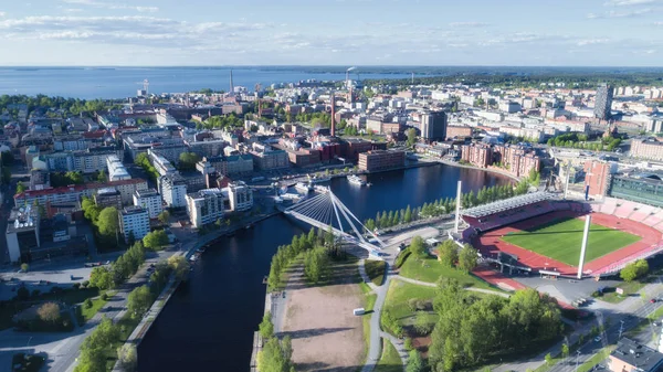 Tampere city üstten görünüm. Güzel yaz panorama. Güneşli bir gün. Mavi gökyüzü.