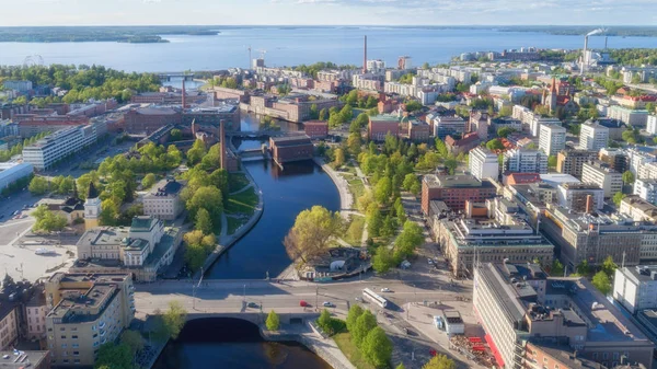 Tampere şehir merkezinin havadan görünümü. Güzel nehir ve yeşil ağaçlar. 