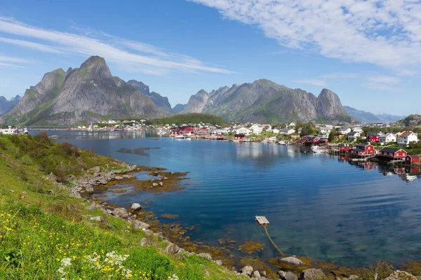 Lofoten Summer Landscape Lofoten Norveç 'in Nordland eyaletinde yer alan bir takımadadır. Dramatik dağları ve zirveleri olan kendine özgü bir manzarası var.