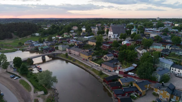 Krásná vzdušná krajina s idylickou řekou a starými budovami v létě večer v Porvoo, Finsko. — Stock fotografie