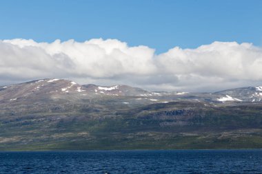 Mavi gökyüzü ve bulutlar ile dağ manzara. Güzel doğa Norveç.
