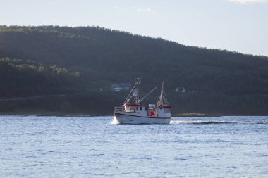 okyanusta balıkçı teknesi. Norveç 'teki Fjord.
