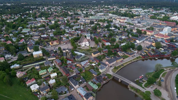 Porvoo, Finlandiya yaz akşamı nehir ve ahşap evler ile güzel eski şehir manzara.